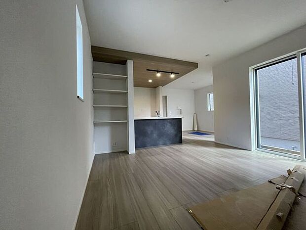 ◇リビング◇ 南と西に開口部のあるリビングは日当たり良好です♪一家団欒の時間が増えそうですね♪