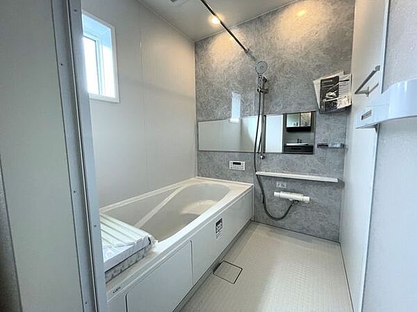 ◇浴室◇　一坪サイズの浴室で足が伸ばせて快適です♪浴室暖房乾燥機付で、雨の日でも洗濯物が乾かせます♪