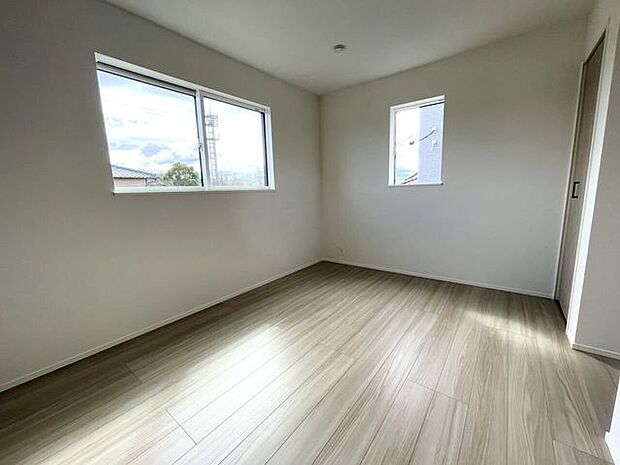 ◇洋室6.5帖◇ 2面採光のお部屋は明るく風通しが良いです♪収納もしっかり出来ますよ!