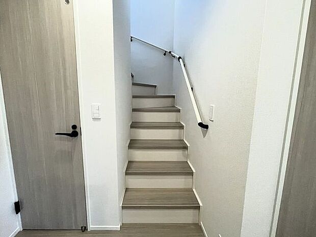 ◇階段◇手すり付きの階段♪段差を緩やかに設計していますので、小さなお子様やご年配の方にも安心です♪