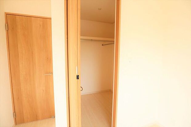 ◇ウォークインクローゼット◇　同仕様季節物のお洋服などしっかり収納できます♪旅行鞄などかさばる収納もすっきり片付きますね♪