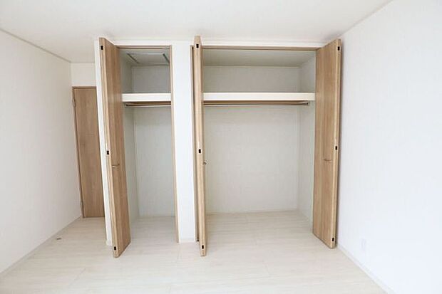 ◇クローゼット◇　同仕様クローゼットには便利なハンガーパイプ付きの棚板が付いております♪洋服やコートもそのまま掛けることができますよ♪