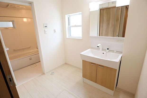 ◇洗面所◇　同仕様シャワー付き洗面化粧台♪三面鏡付で朝の身支度もラクラクです♪