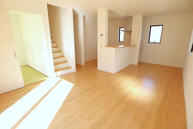 ◇リビング◇ 同仕様南面を広く取ったリビングは日当たり良好です♪一家団欒の時間が増えそうですね♪