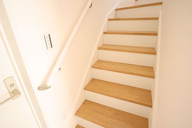 ◇階段◇ 同仕様手すり付きの階段♪段差を緩やかに設計していますので、小さなお子様やご年配の方にも安心です♪