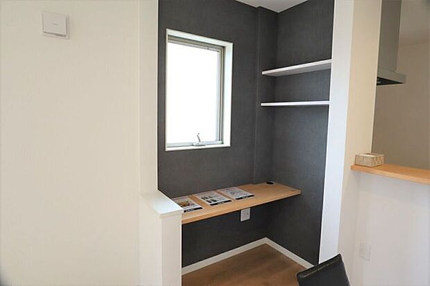 ◇リビングのカウンター◇ 同仕様コンセントが使えるカウンターが付いていますのでお子さんのお勉強や、パソコン作業などに重宝します♪