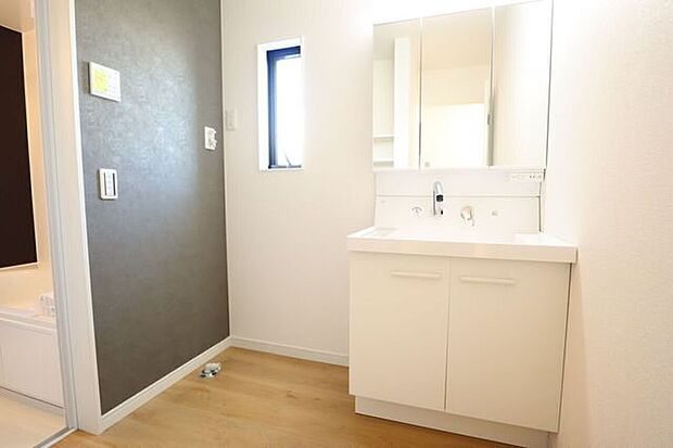 ◇洗面所◇ 同仕様シャワー付き洗面化粧台♪三面鏡付で朝の身支度もラクラクです♪