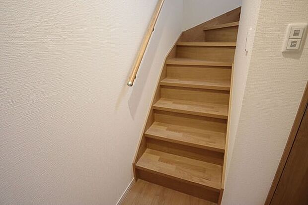 ◇階段◇　同仕様手すり付きの階段♪段差を緩やかに設計していますので、小さなお子様やご年配の方にも安心です♪
