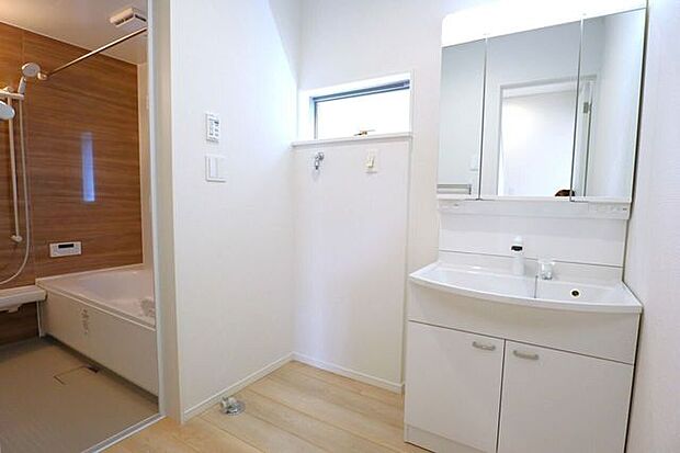 ◇洗面所◇ 同仕様シャワー付き洗面化粧台♪三面鏡付で朝の身支度もラクラクです♪