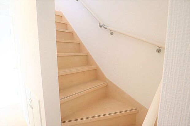 ◇階段◇ 同仕様手すり付きの階段♪段差を緩やかに設計していますので、小さなお子様やご年配の方にも安心です♪
