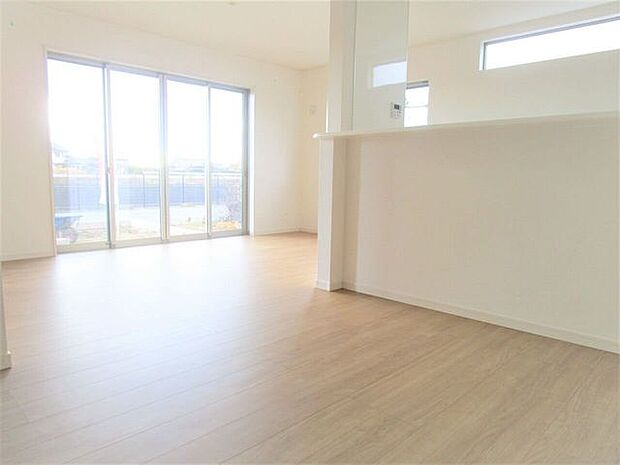 ◇リビング◇ 同仕様南面を広く取ったリビングは日当たり良好です♪一家団欒の時間が増えそうですね♪