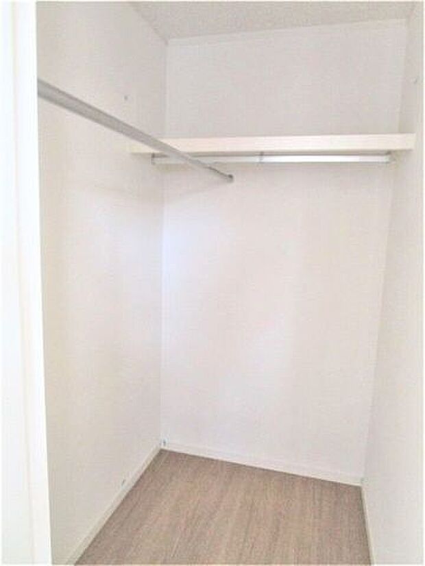 ◇ウォークインクローゼット◇ 同仕様季節物のお洋服などしっかり収納できます♪旅行鞄などかさばる収納もすっきり片付きますね♪