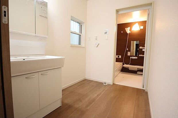 ◇洗面所◇ 同仕様シャワー付き洗面化粧台♪三面鏡付で朝の身支度もラクラクです♪