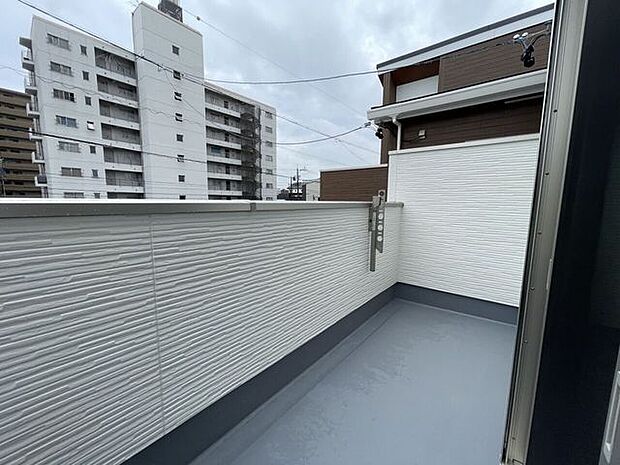 ◇バルコニー◇南向きバルコニー♪陽当たりが良く洗濯物が良く乾きそうです♪便利な洗濯金物が付いています。