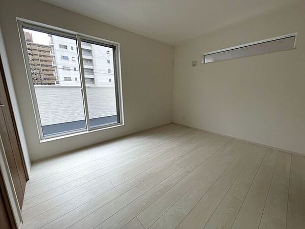 ◇洋室7.5帖◇2面採光のお部屋は明るく風通しが良いです♪収納もしっかり出来ますよ!