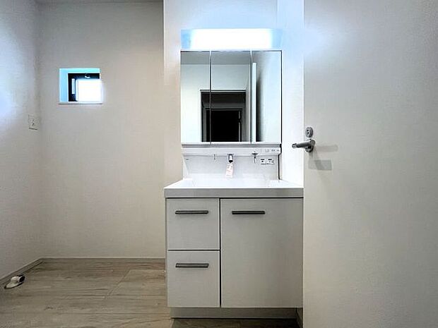 ◇洗面所◇シャワー付き洗面化粧台♪三面鏡付で朝の身支度もラクラクです♪