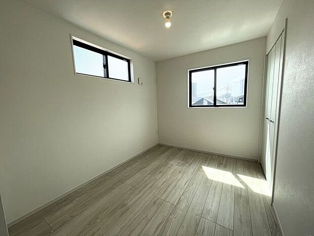 ◇洋室5.1帖◇2面採光のお部屋は明るく風通しが良いです♪収納もしっかり出来ますよ！