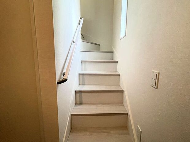 ◇リビング階段◇ご家族と自然と顔を合わせられるリビング階段仕様♪