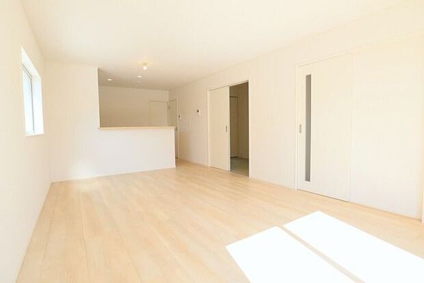 ◇リビング◇ 同仕様南面を広く取ったリビングは日当たり良好です♪一家団欒の時間が増えそうですね♪