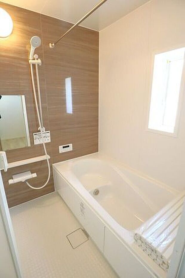 ◇浴室◇ 同仕様一坪サイズの浴室で足が伸ばせて快適です♪浴室暖房乾燥機付で、雨の日でも洗濯物が乾かせます♪