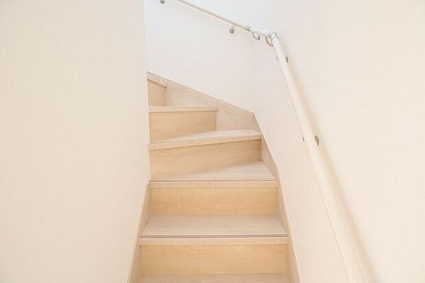 ◇階段◇ 同仕様手すり付きの階段♪段差を緩やかに設計していますので、小さなお子様やご年配の方にも安心です♪