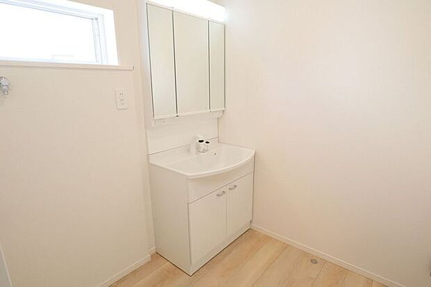 ◇洗面所◇ 同仕様シャワー付き洗面化粧台♪三面鏡付で朝の身支度もラクラクです♪