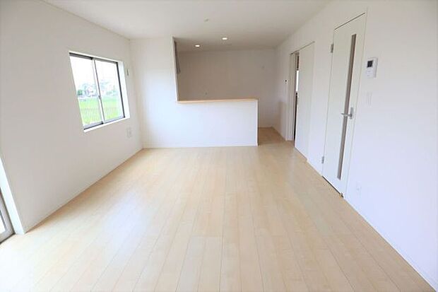 ◇リビング◇ 同仕様南面を広く取ったリビングは日当たり良好です♪一家団欒の時間が増えそうですね♪