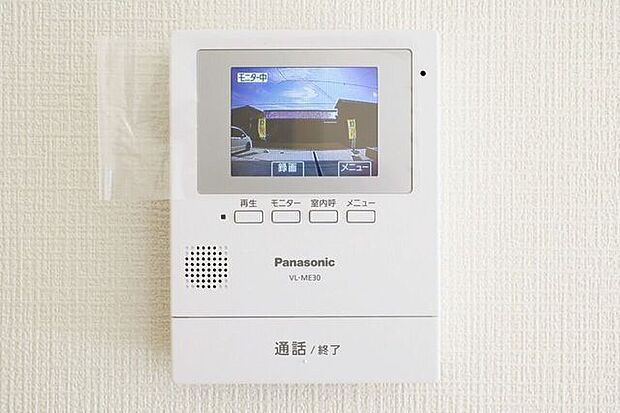 ○カラーモニター付インターホン○　同仕様不在時の訪問は自動で録画されます。訪問者の顔が確認できるのでお子様の留守番にも安心です♪