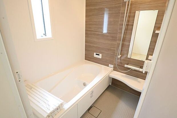 ◇浴室◇　同仕様一坪サイズの浴室で足が伸ばせて快適です♪浴室暖房乾燥機付で、雨の日でも洗濯物が乾かせます♪