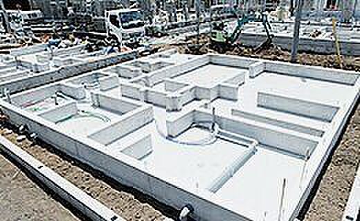 剛性・耐久性の高い施工方法「ベタ基礎」　基礎鉄筋を張り強度を強めたベタ基礎の耐圧盤は、1階床下全面に施工し、広い耐圧盤の面で建物の力を地盤に伝えます。