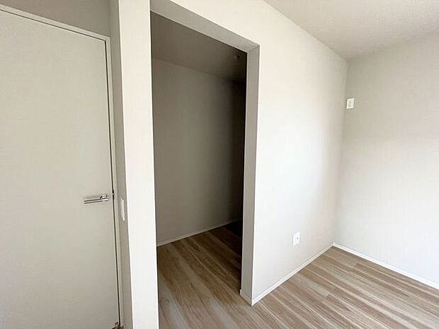 ウォークインクローゼット季節物のお洋服などしっかり収納できます♪旅行鞄などかさばる収納もすっきり片付きますね♪