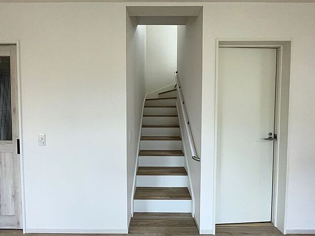 階段手すり付きの階段♪段差を緩やかに設計していますので、小さなお子様やご年配の方にも安心です♪