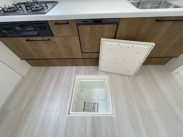 床下収納あまり使わないものの収納に是非！キッチンがスッキリ片付きます♪