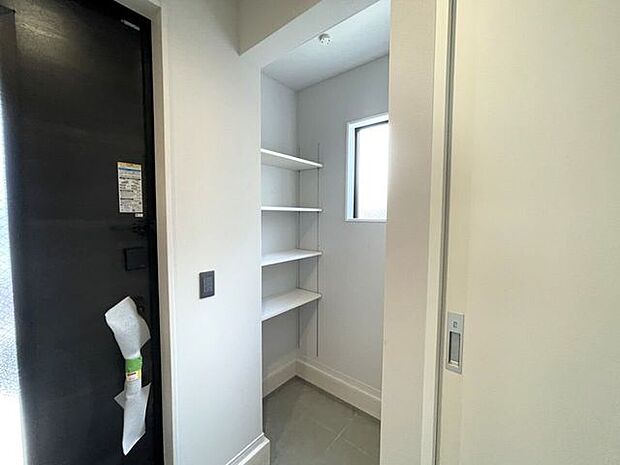 土間収納お部屋に入れたくないスポーツ用品や工具類など収納できます♪