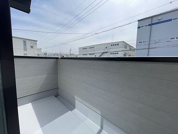 バルコニー南向きバルコニー♪陽当たりが良く洗濯物が良く乾きそうです♪