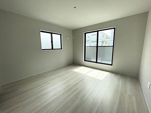 洋室9.3帖ゆとりのある広さで家具の配置も楽しめます♪