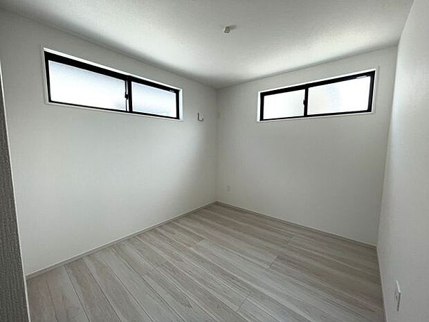 ◇洋室6.9帖◇　2面採光のお部屋は明るく風通しが良いです♪収納もしっかり出来ますよ！