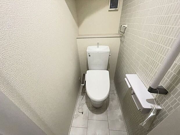 ◇トイレ◇ウォシュレット付き♪1階と2階にトイレがあり夜間の上り下りがないのが嬉しいですね♪