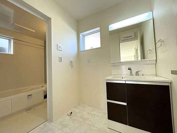 ◇洗面所◇　シャワー付き洗面化粧台♪三面鏡付で朝の身支度もラクラクです♪