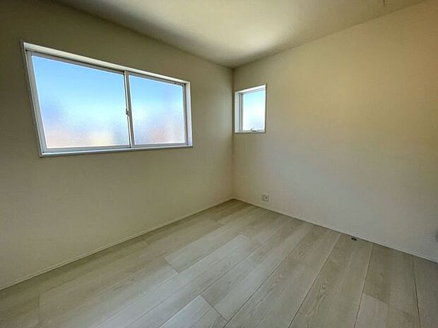 ◇洋室5.4帖◇　2面採光のお部屋は明るく風通しが良いです♪収納もしっかり出来ますよ！