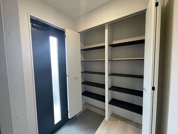 ◇玄関◇　シューズボックス付きの玄関♪玄関がスッキリとお使いいただけます♪