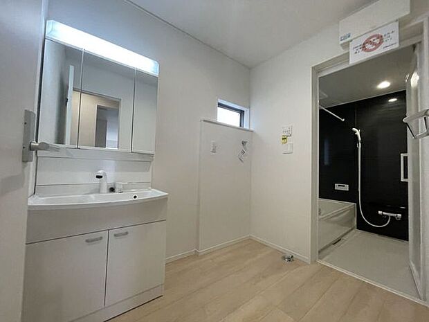 ◇洗面所◇　シャワー付き洗面化粧台♪三面鏡付で朝の身支度もラクラクです♪