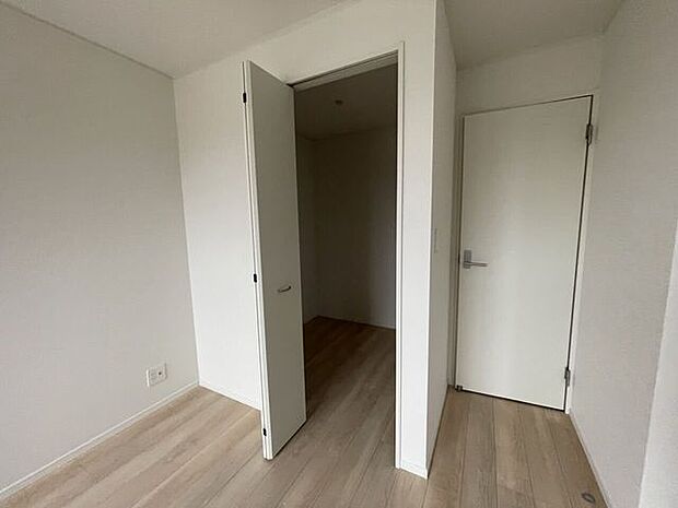 ◇ウォークインクローゼット◇季節物のお洋服などしっかり収納できます♪旅行鞄などかさばる収納もすっきり片付きますね♪