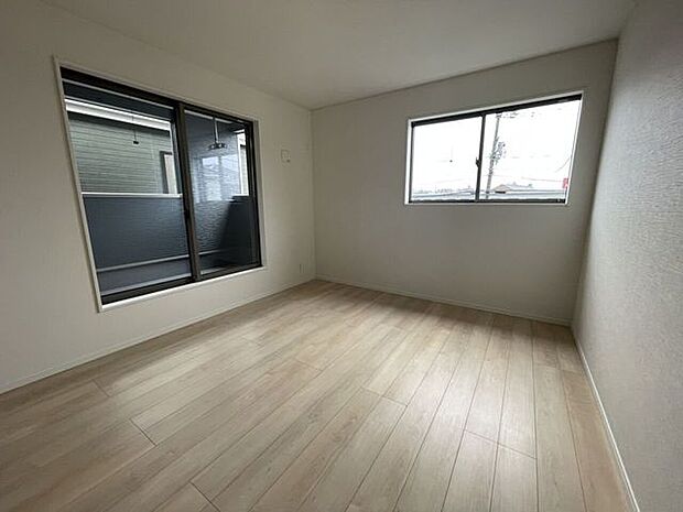 ◇洋室7.5帖◇　2面採光のお部屋は明るく風通しが良いです♪収納もしっかり出来ますよ！