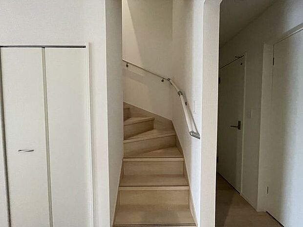 ◇階段◇手すり付きの階段♪段差を緩やかに設計していますので、小さなお子様やご年配の方にも安心です♪