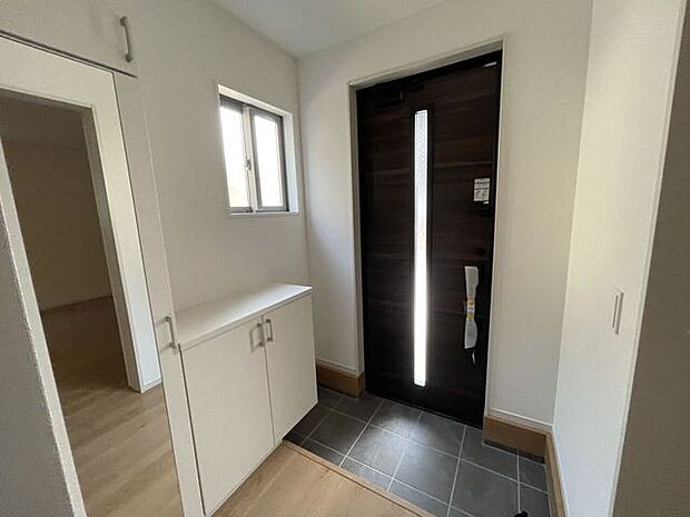 ◇玄関◇鏡付きのシューズボックスでお出かけ前のチェックにも便利です♪可動式の棚でスニーカーからブーツまで収納可能です♪