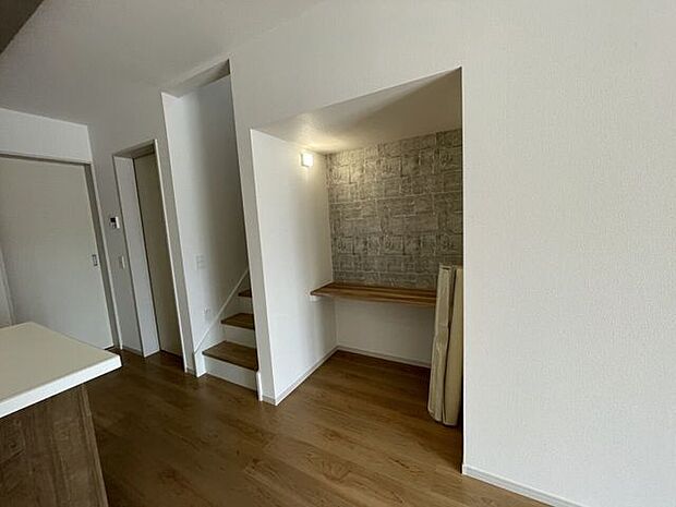 ◇スタディカウンター◇リビングにはパソコン作業やお子様の勉強机にもなるスタディカウンター設置♪