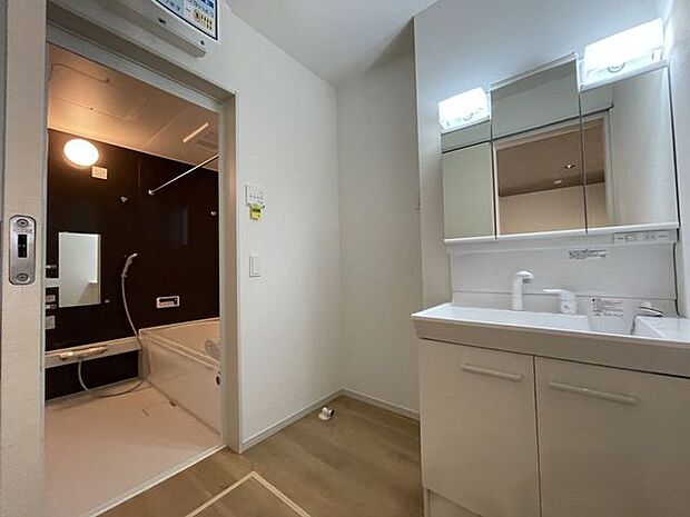 ◇洗面所◇シャワー付き洗面化粧台♪三面鏡付で朝の身支度もラクラクです♪