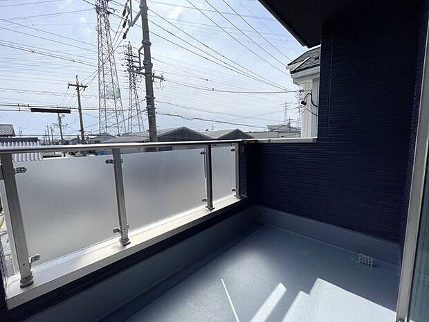 ◇バルコニー◇2部屋から行き来可能なバルコニーです♪お布団干しにも便利♪