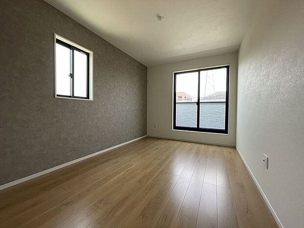 ◇洋室7.5帖◇　ゆとりのある広さです♪アクセントクロスがおしゃれです♪